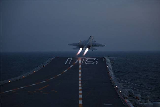 海军多名舰载战斗机飞行教官取得夜间航母资质认证