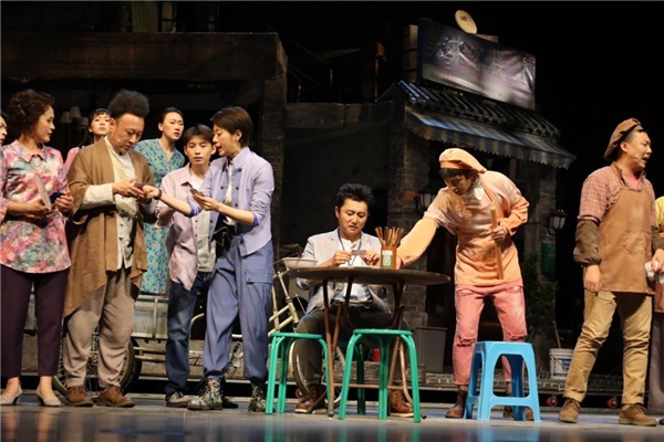 涂松岩（坐）主演话剧《人间烟火》剧照（新华社发）