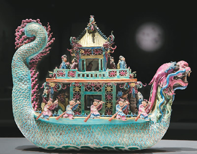 近代彩瓷龙舟。　　四川博物院供图